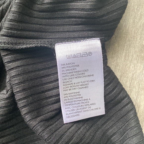 NWOT Silence + Noise Pencil skirt with back slit.  Size small - Picture 4 of 4